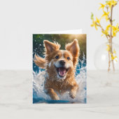 かわいい茶色と白の犬が水で遊んでいるブランク カード (黄色い花)