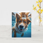 かわいい茶色と白の犬の水中水泳ブランケット カード (黄色い花)