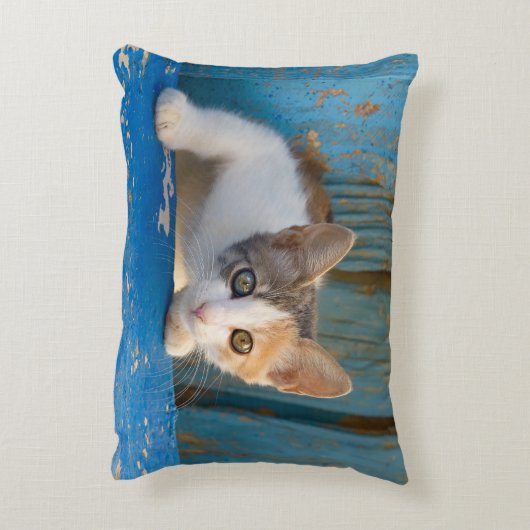 かわいい茶色のぶち猫の子ネコのおもしろいで好奇心が強い目の写真の-/ アクセントクッション (裏面(縦))