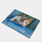 かわいい茶色のぶち猫の子ネコのおもしろいで好奇心が強い目の歓迎 ドアマット (アングル)