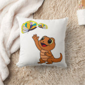 かわいい茶色のキャラクターのトカゲが蝶に手を伸ばしている クッション (ブランケット)