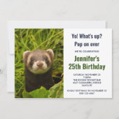 かわいい茶色のフェレットを芝生に 招待状 (正面)