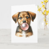 かわいい茶色の子犬がガムを吹く空白のカード カード (黄色い花)