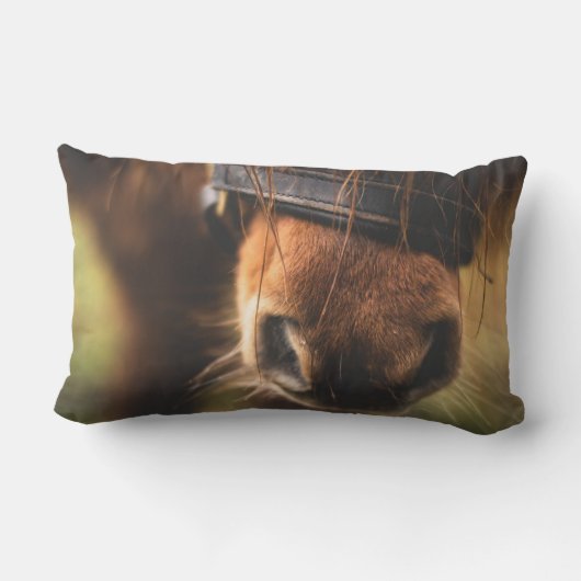 かわいい茶色の馬の鼻のクローズアップ ランバークッション (裏面)