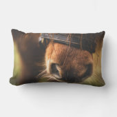 かわいい茶色の馬の鼻のクローズアップ ランバークッション (正面)