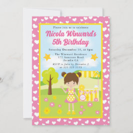 かわいい茶色の髪の誕生日少女とレモンエード、 招待状