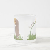 かわいい草原の犬が花漫画を嗅ぐ フロストグラスマグカップ (中央)