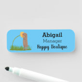 かわいい草原の犬が花漫画を嗅ぐ 名札 (インサイチュ)