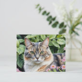 かわいい薄めのサビ猫、庭で ポストカード (スタンド正面)