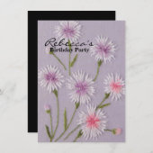 かわいい薄紫の紫色の刺繍の花の白いデイジー 招待状 (正面/裏面)