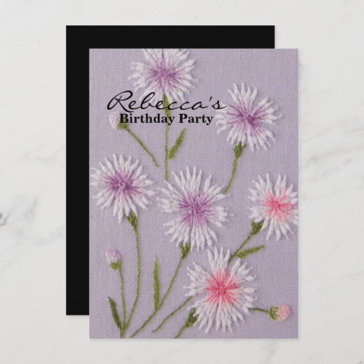 かわいい薄紫の紫色の刺繍の花の白いデイジー 招待状 (正面/裏面)