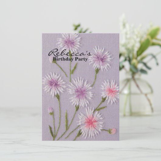 かわいい薄紫の紫色の刺繍の花の白いデイジー 招待状 (スタンド正面)