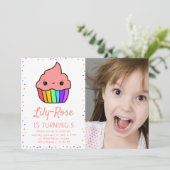 かわいい虹のカップケーキの写真 5歳の誕生日パーティー 招待状 (スタンド正面)