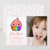 かわいい虹のカップケーキの写真 5歳の誕生日パーティー 招待状 (正面/裏面)