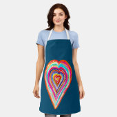 かわいい虹のハートラブボホ エプロン (着用した状態)