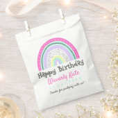 かわいい虹の誕生日パーティーと子供の名前 フェイバーバッグ (クリップ留めされた状態)