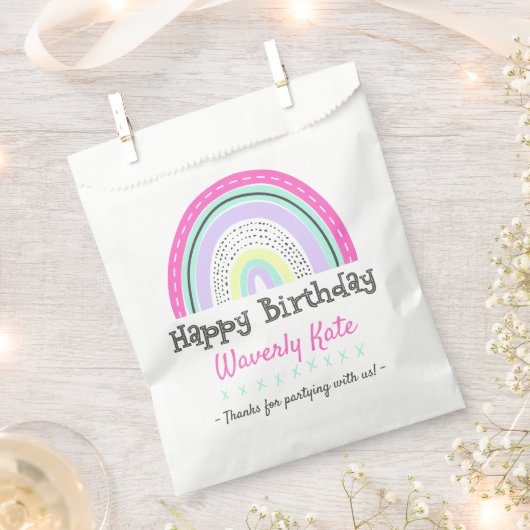 かわいい虹の誕生日パーティーと子供の名前 フェイバーバッグ (クリップ留めされた状態)