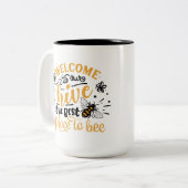かわいい蜂の巣歓迎ファミリー名を追加 ツートーンマグカップ (正面左)