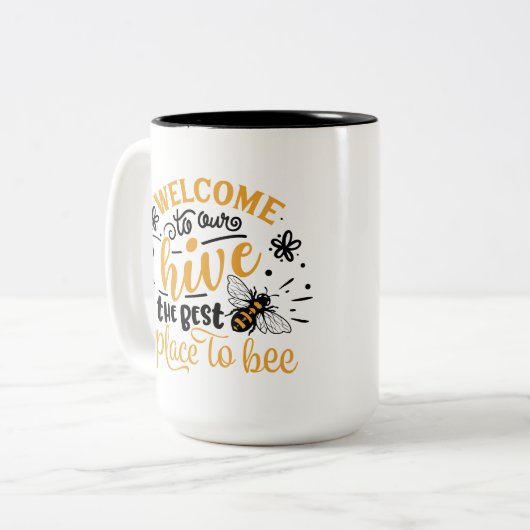 かわいい蜂の巣歓迎ファミリー名を追加 ツートーンマグカップ (正面左)