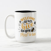 かわいい蜂の巣歓迎ファミリー名を追加 ツートーンマグカップ (左)