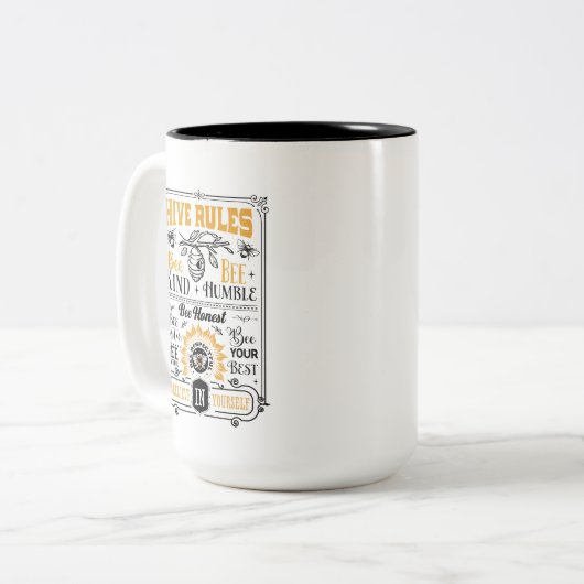 かわいい蜂の巣規則を追加する家族の名前 ツートーンマグカップ (正面左)