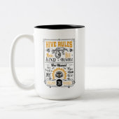 かわいい蜂の巣規則を追加する家族の名前 ツートーンマグカップ (左)