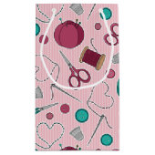 かわいい裁縫テーマパターンピンク スモールペーパーバッグ (裏面)