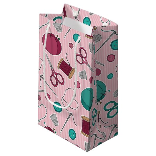 かわいい裁縫テーマパターンピンク スモールペーパーバッグ (正面アングル)