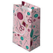 かわいい裁縫テーマパターンピンク スモールペーパーバッグ (裏面アングル)