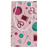 かわいい裁縫テーマパターンピンク スモールペーパーバッグ (正面)