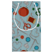 かわいい裁縫テーマパターン青 スモールペーパーバッグ (裏面)