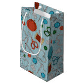 かわいい裁縫テーマパターン青 スモールペーパーバッグ (裏面アングル)