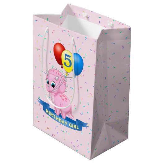 かわいい誕生日の女の子のピンクのベビーのトリケラトプスディーノ ミディアムペーパーバッグ (裏面アングル)
