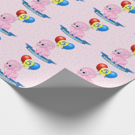 かわいい誕生日の女の子のピンクのベビーのトリケラトプスディーノ ラッピングペーパー (角)