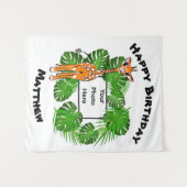 かわいい誕生日サファリのキリン  | 熱帯の森で タペストリー (正面(横))