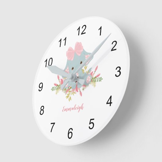 かわいい象のベビーガールモノグラム ラウンド壁時計 (傾斜)