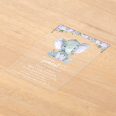 かわいい象、紫色の花、最初の誕生日 アクリル招待状 (レイダウン)