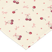 かわいい赤いさくらんぼハートが弓オンクリーム ショートテーブルランナー (コーナー)