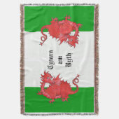 かわいい赤いドラゴンズと緑と白のブランケット スローブランケット (正面縦)