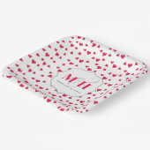 かわいい赤いハートのモノグラムカスタム ペーパープレート (傾斜あり)