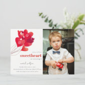 かわいい赤いハートバルーンSweetheartフォト誕生日 招待状 (スタンド正面)