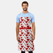 かわいい赤いハートパターンの個人文字または名前 エプロン (着用した状態)