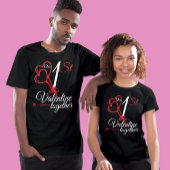 かわいい赤いハート一緒に私たちの最初のバレンタイン Tシャツ