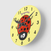 かわいい赤いラディバグ漫画イラストレーション ラウンド壁時計 (傾斜)