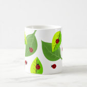 かわいい赤いレディバグがマ葉グをぶらつく コーヒーマグカップ (中央)