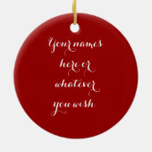 かわいい赤い及び白私達の初めてのクリスマスのオーナメント セラミックオーナメント (裏面)