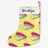 かわいい赤い幸せなホッチキス漫画イラスト スモールクリスマスストッキング (裏面)