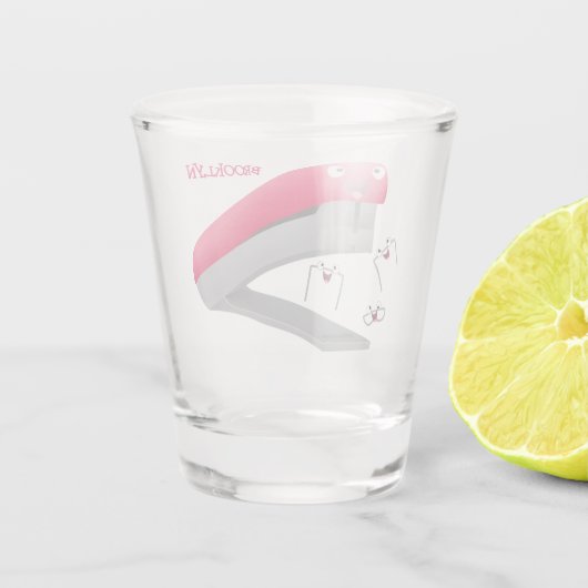 かわいい赤い幸せステープラー漫画イラストレーション ショットグラス (裏面)