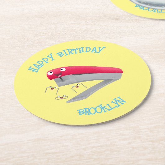 かわいい赤い幸せステープラー漫画イラストレーション ラウンドペーパーコースター (アングル)