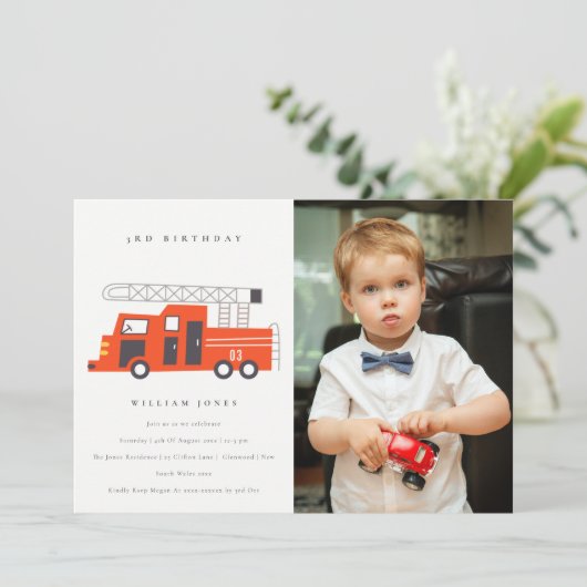 かわいい赤い消防車の子供たち任意の年齢誕生日招待状 サンキューカード (スタンド正面)